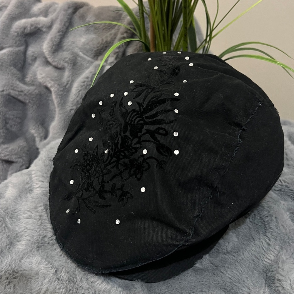 💝 Women's Black Cap with Rhinestones and Velvet Flowers NWT retail $22